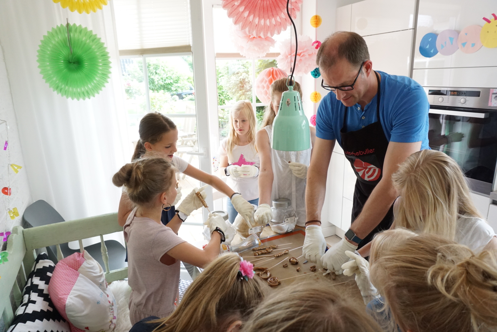 Thomas Tantzen mit Kindern beim Bonbons selber machen in der Küche – echter Kindergeburtstag in Hamburg